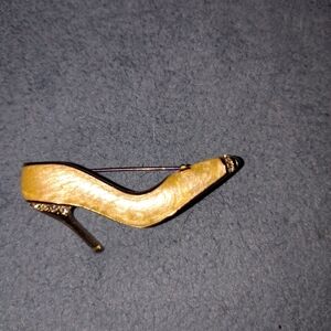 Chic Gold High Heel Brooch